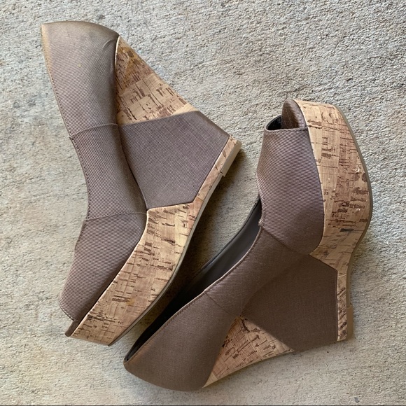 Shoes - Duel Color Wedge Pumps Size 8 US